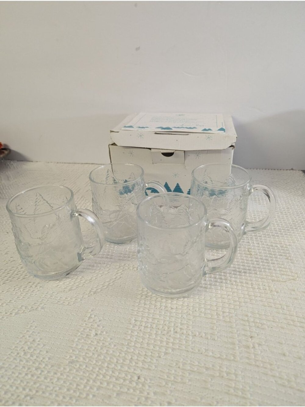 Set 4 Sleigh Ride Christmas Mugs Presidents Club Embossed Glass Luminarc w Box